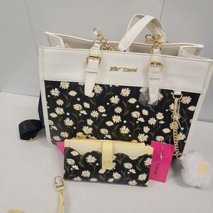BETSEY JOHNSON XOBECA TOTE CROSSBODY BAG BLACK DAISIES & Bag CHARM & WALLET Set